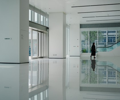 東鵬新材以低碳石材為基，筑就綠建科技空間：美的創新科技園展廳