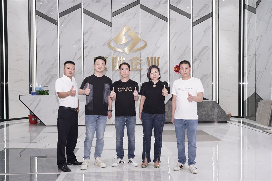 1658385408732341.jpg 從左到右:億方國際品牌總經理 楊一龍,致勝企業 營銷總經理 栗一鳴,致勝企業董事 林志波,致勝陶瓷品牌總經理 譚莉,衡大陶瓷品牌總經理 羅寶鈿.jpg