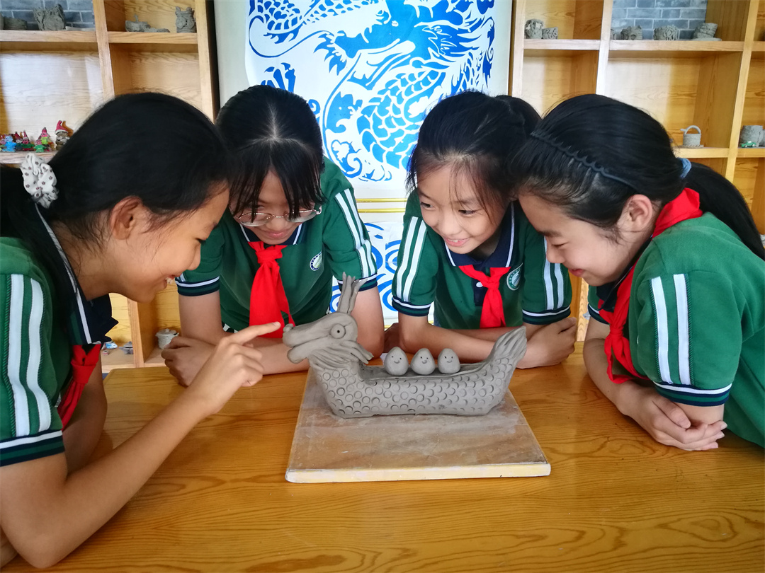 1687343020332381.jpg 樂(lè)享端午,文化傳承——盛世長(zhǎng)安小學(xué)陶藝社團(tuán)“藝”見(jiàn)“棕”情5.jpg