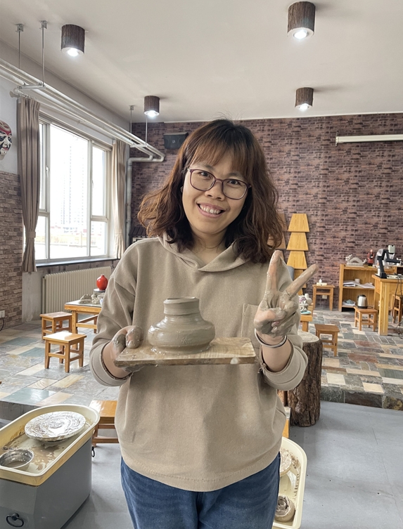 1709778766500235.jpg 體驗非遺熱辣滾燙――盛世長安小學(xué)開展“三八” 女神節(jié)陶藝制作活動 (3).jpg