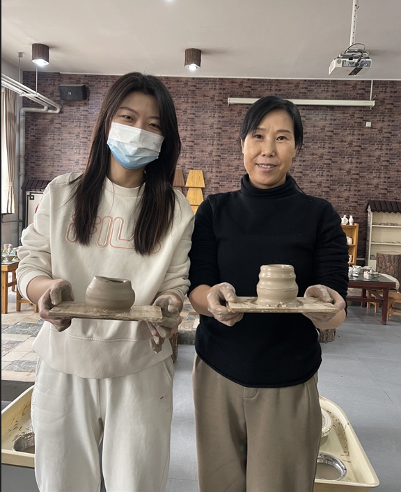 1709778772818931.jpg 體驗非遺熱辣滾燙――盛世長安小學(xué)開展“三八” 女神節(jié)陶藝制作活動 (4).jpg