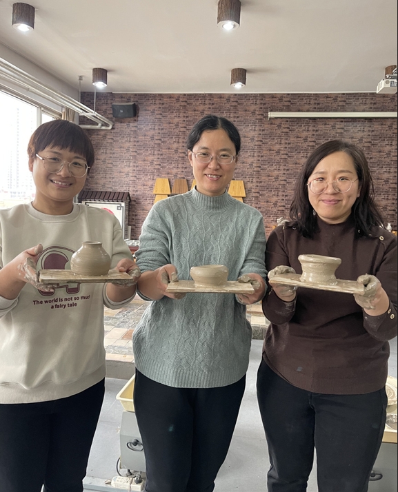 1709778777823688.jpg 體驗非遺熱辣滾燙――盛世長安小學(xué)開展“三八” 女神節(jié)陶藝制作活動 (5).jpg