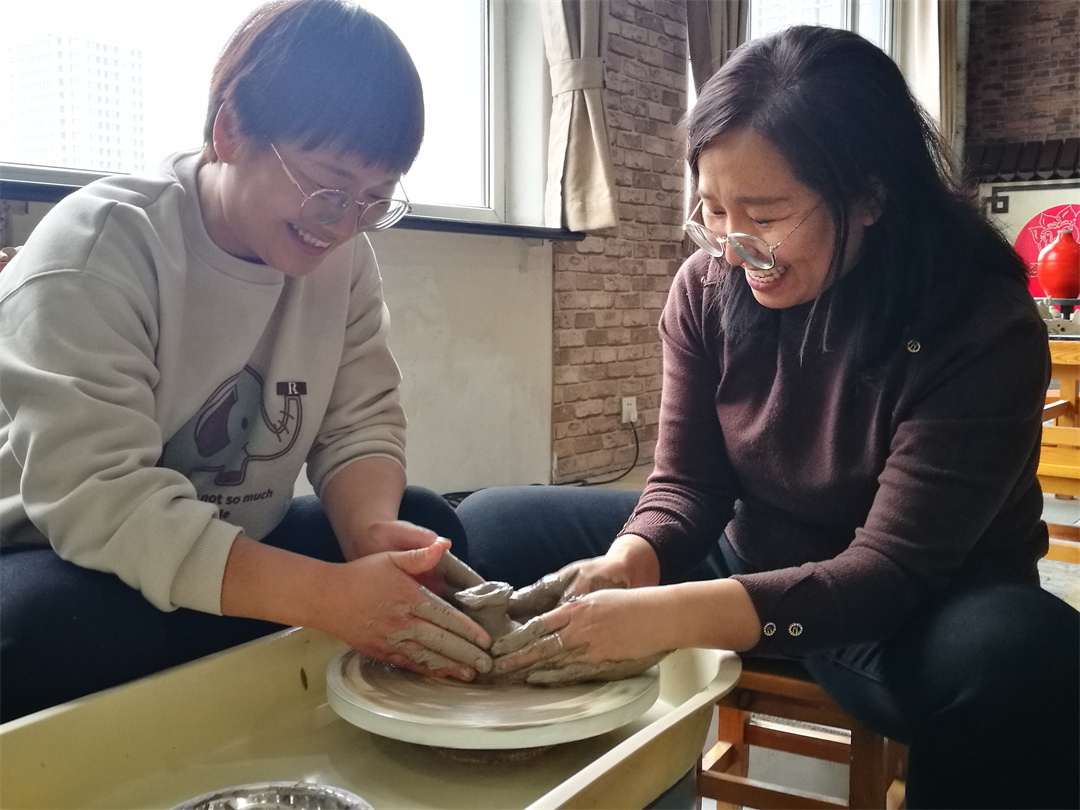 1709778786763883.jpg 體驗非遺熱辣滾燙――盛世長安小學(xué)開展“三八” 女神節(jié)陶藝制作活動 (7).jpg