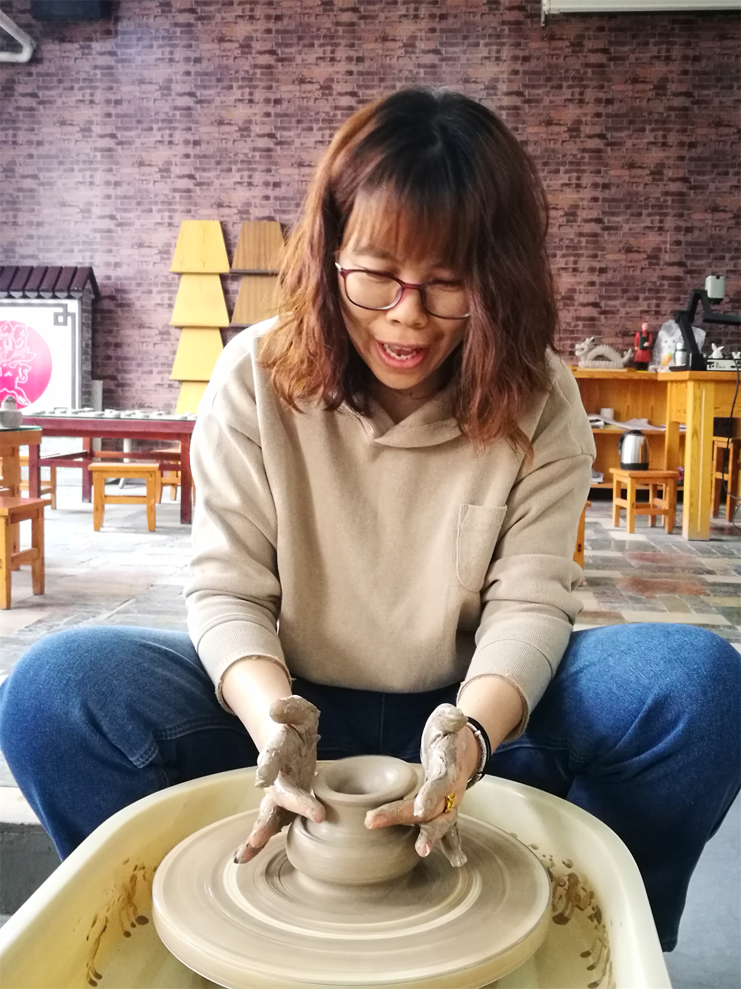 1709778819735029.jpg 體驗非遺熱辣滾燙――盛世長安小學(xué)開展“三八” 女神節(jié)陶藝制作活動 (10).jpg