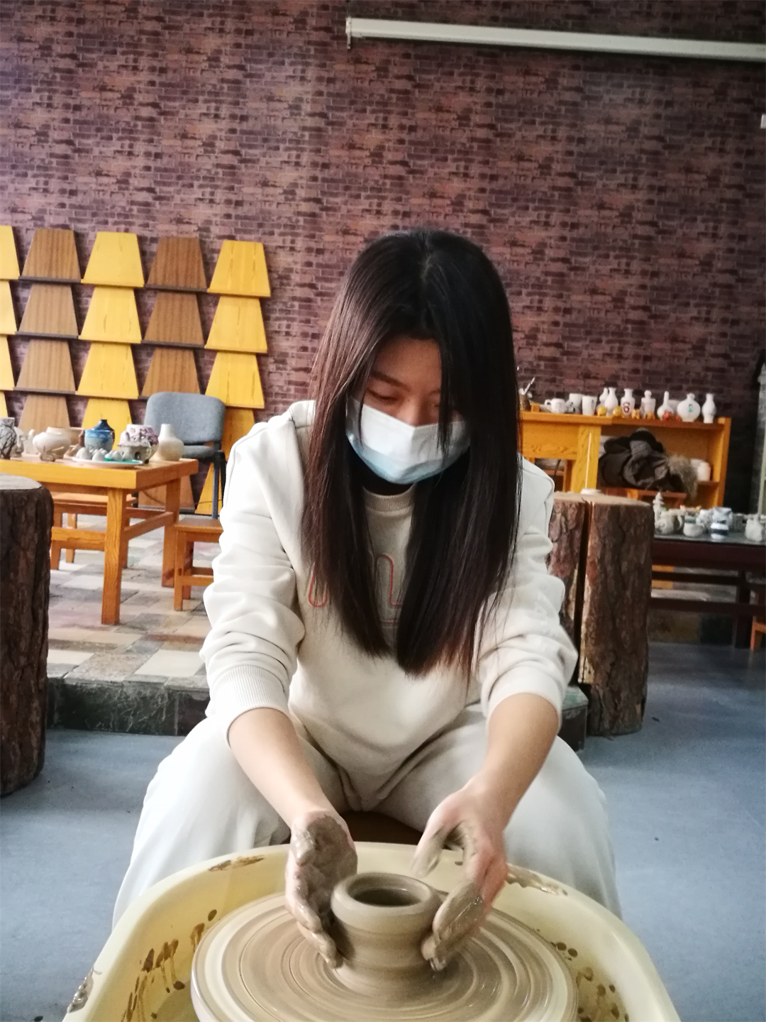 1709778829475633.jpg 體驗非遺熱辣滾燙――盛世長安小學(xué)開展“三八” 女神節(jié)陶藝制作活動 (1).jpg