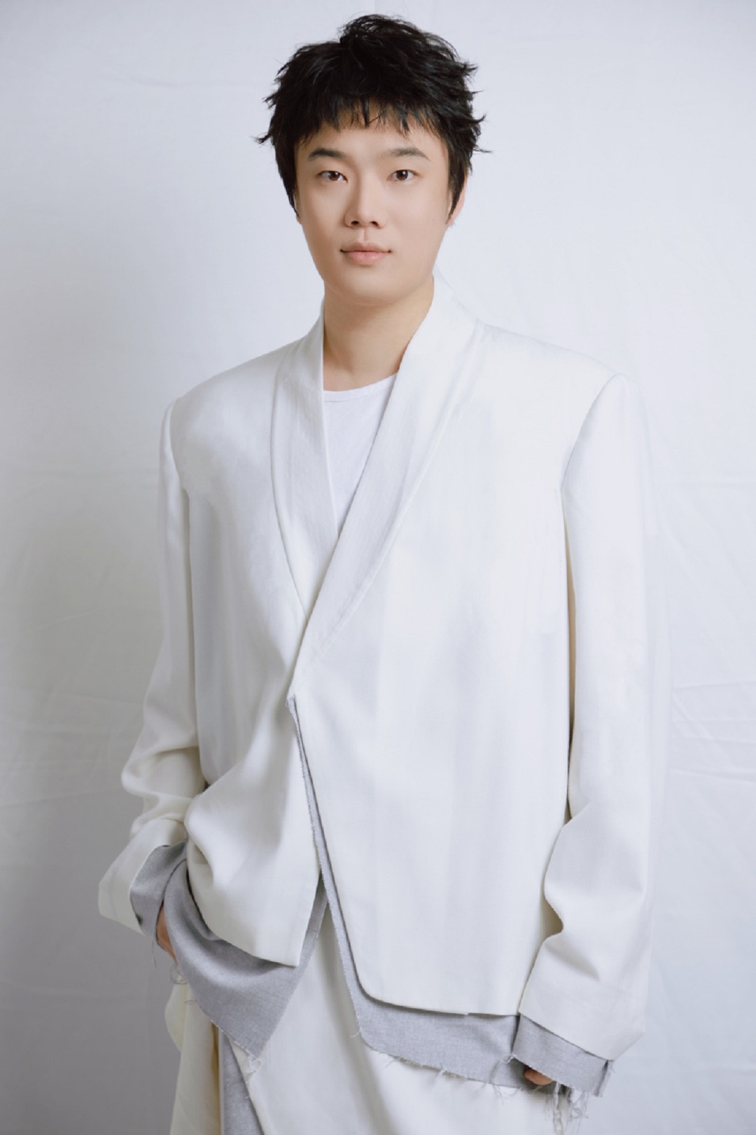 5 0 明星服裝定制設計師，三寸盛京華服品牌創始人張突然.jpg