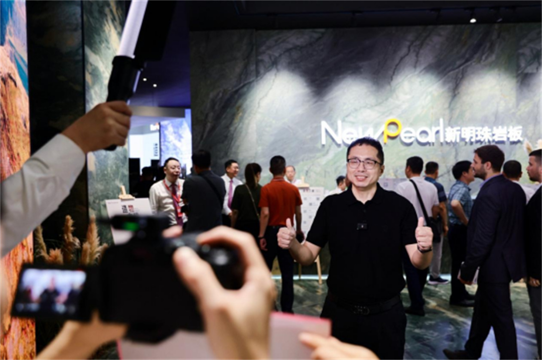 1714268777680632.jpg 1000W+關注!潭洲展新明珠巖板“種草”破圈06.jpg