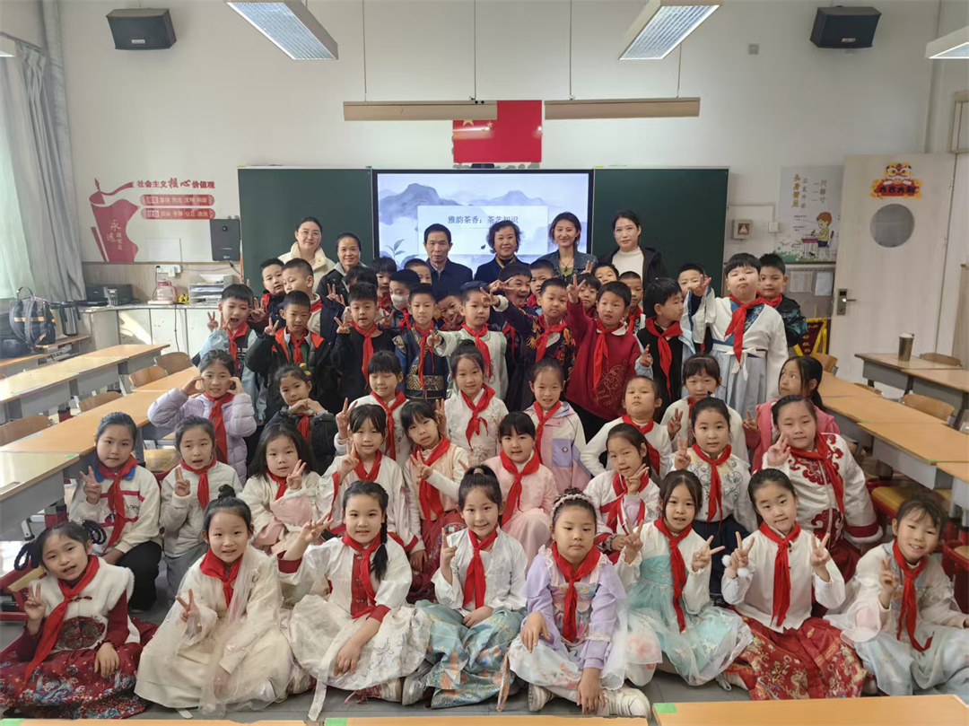 領略中國茶文化之美——盛世長安小學陶藝社團開展茶文化主題實踐活動 (2).jpg
